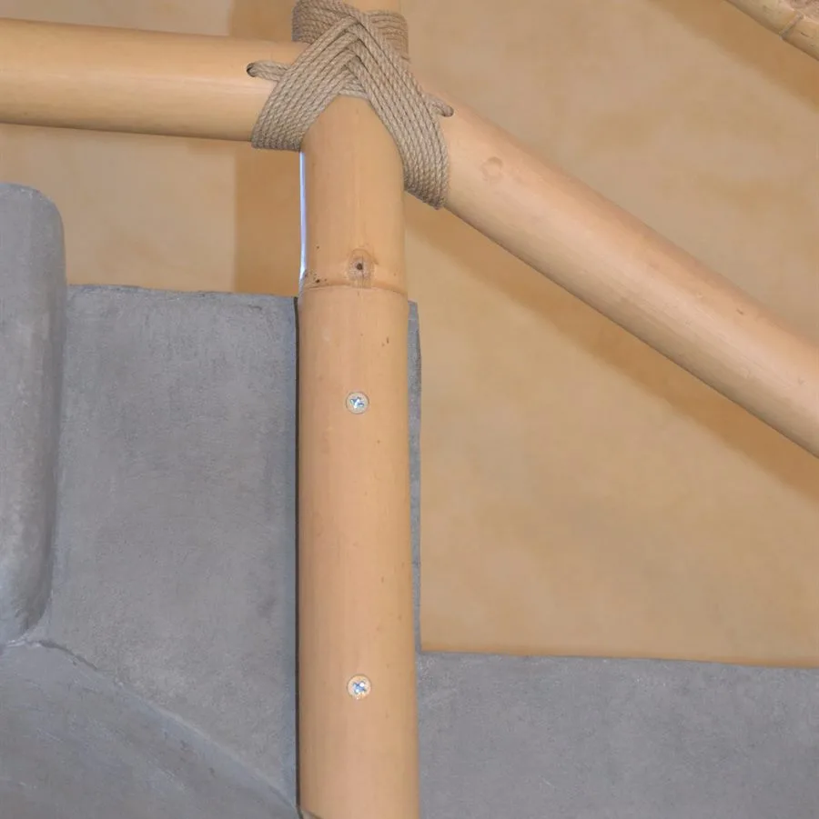 Assemblage d'angle en bambou chevillé et ligaturé