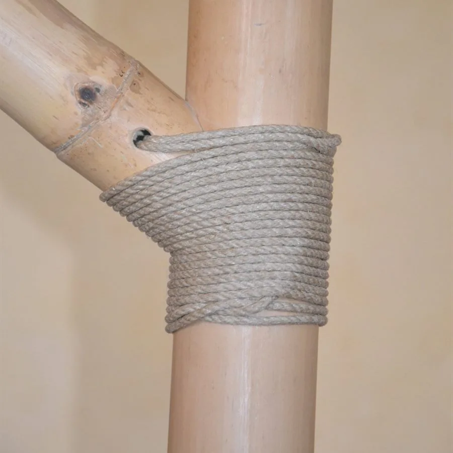 Assemblage de bambous ligaturé à la corde de chanvre