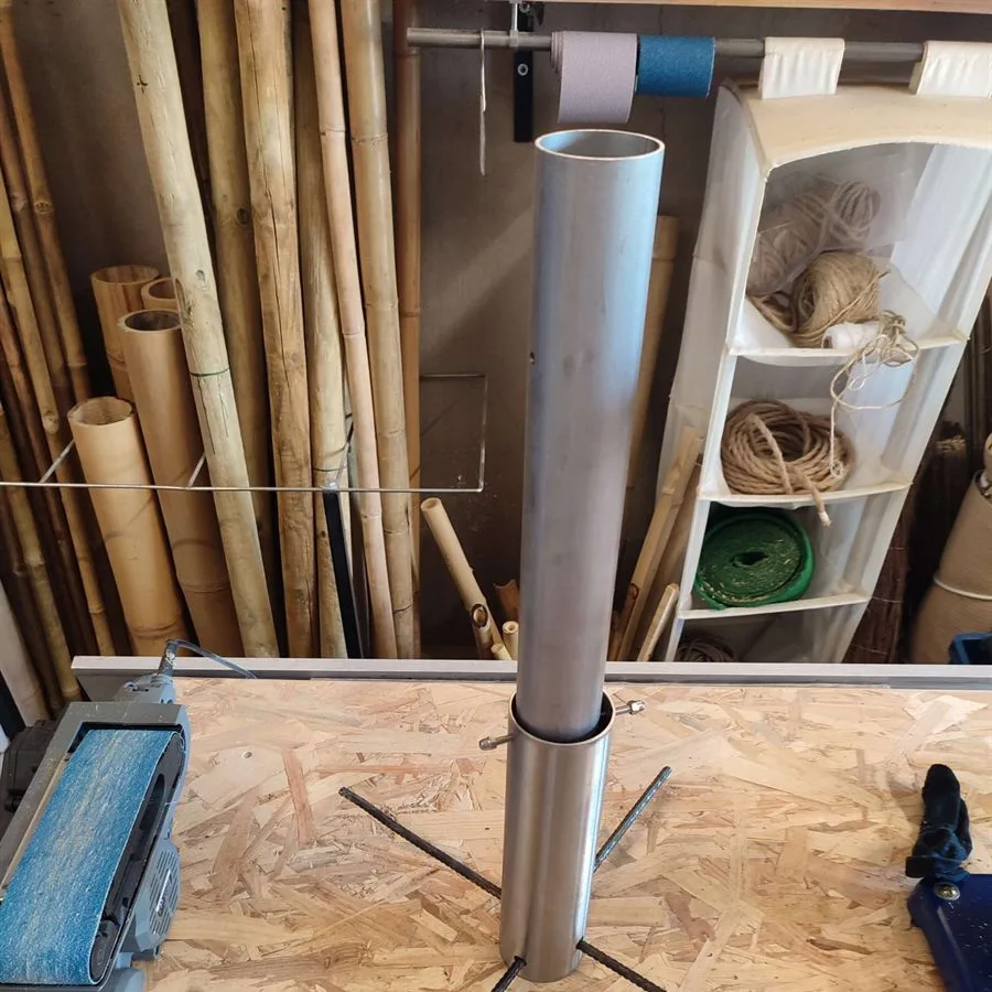 Cannes de bambou et outillage à l'atelier