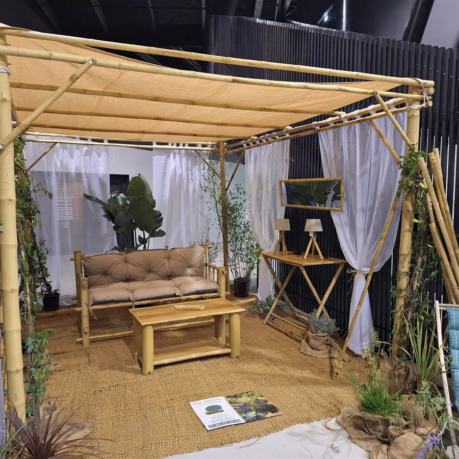 Pergola en bambou avec banquette et table basse