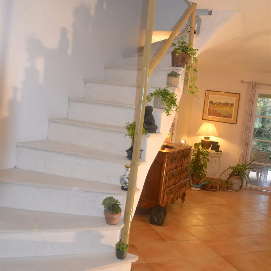 Main courante en bambou le long d'un escalier blanc