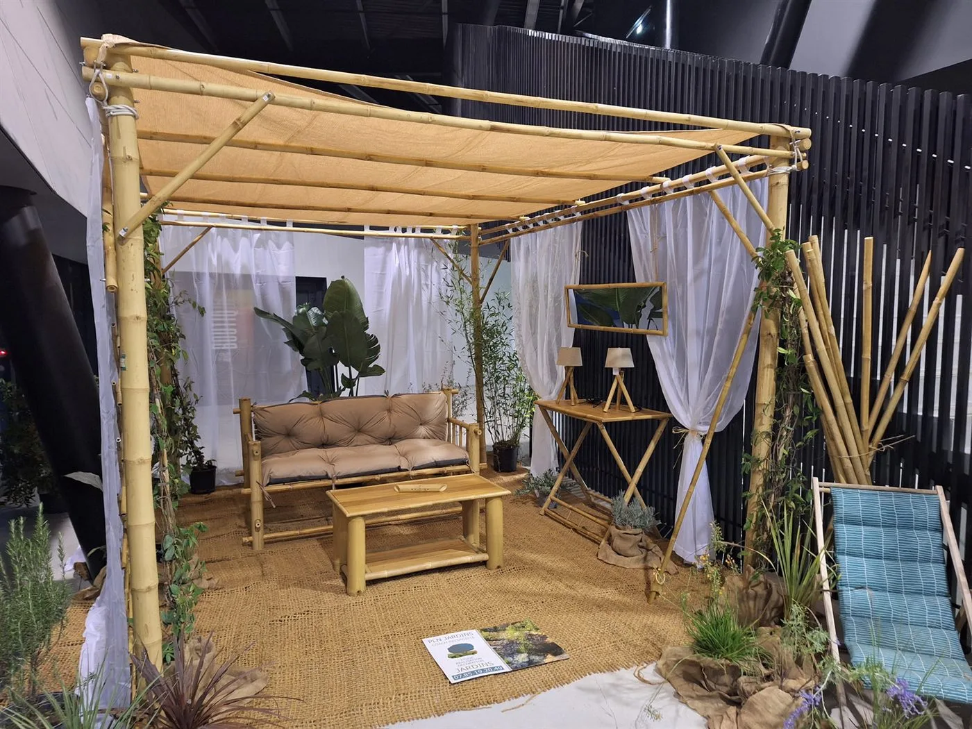 Pergola en bambou avec voilages, banquette et table basse
