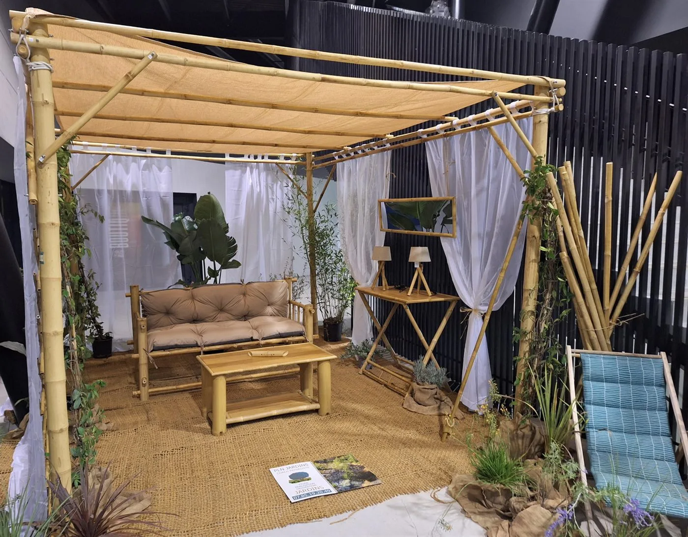 Pergola en bambou présentée en salon