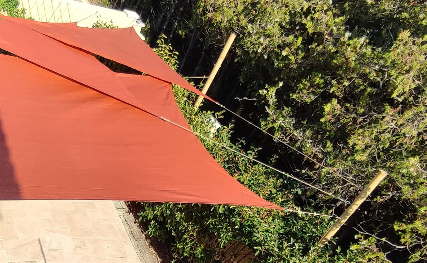 Voile d'ombrage au-dessus d'une terrasse