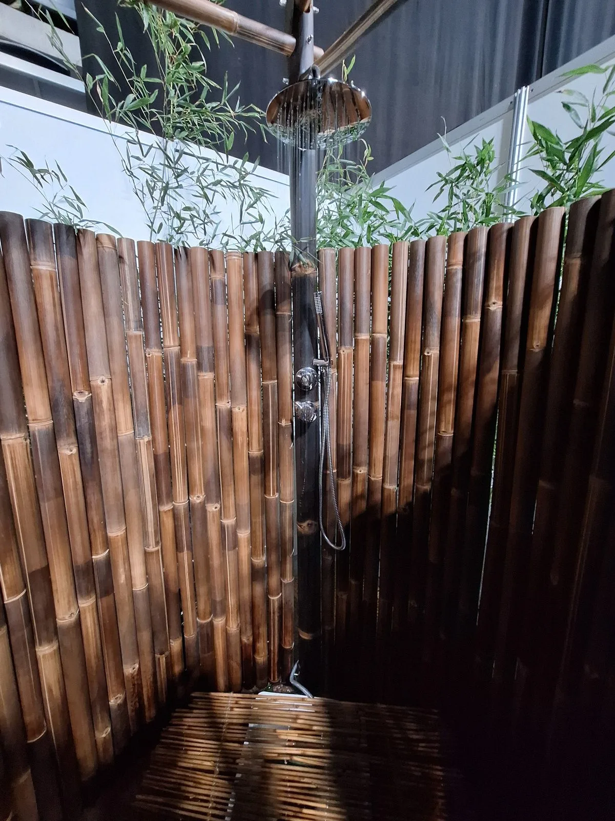 Paroi de douche en bambous bruns