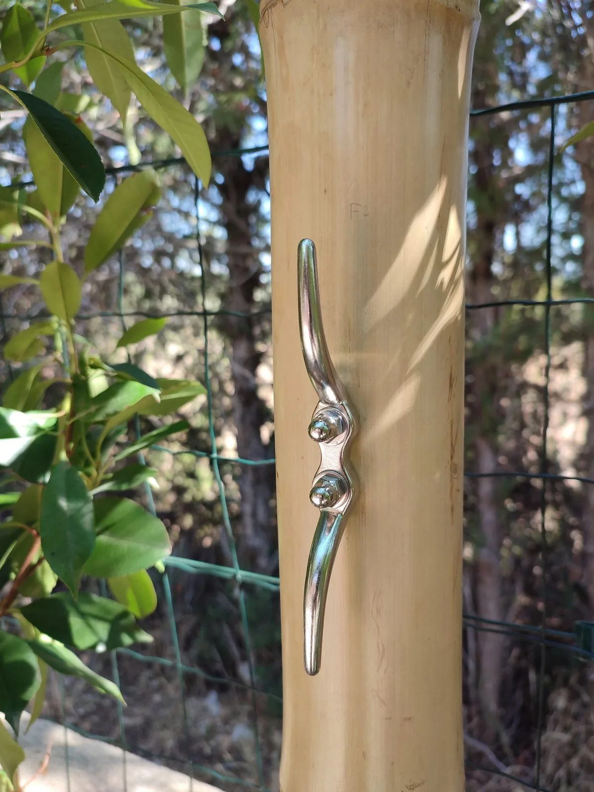 Taquet inox fixé sur un mât en bambou