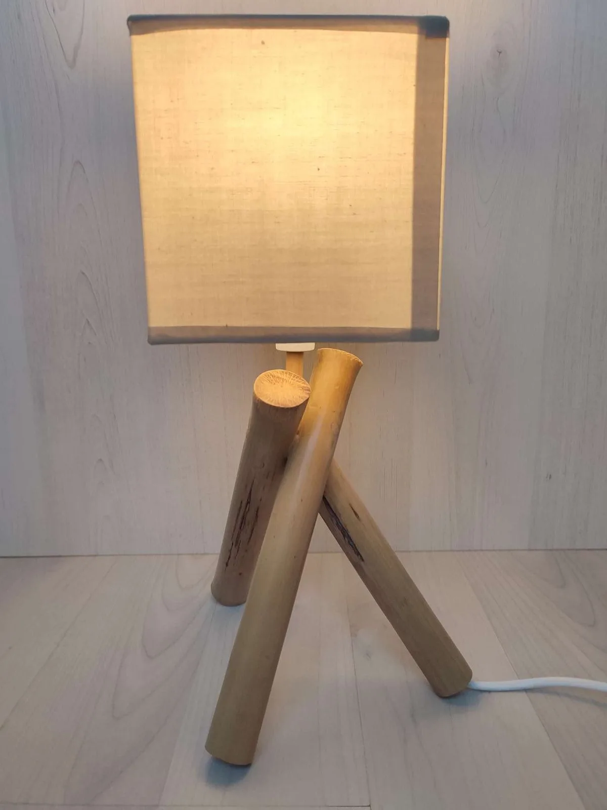 Lampe de chevet trépied en bambou