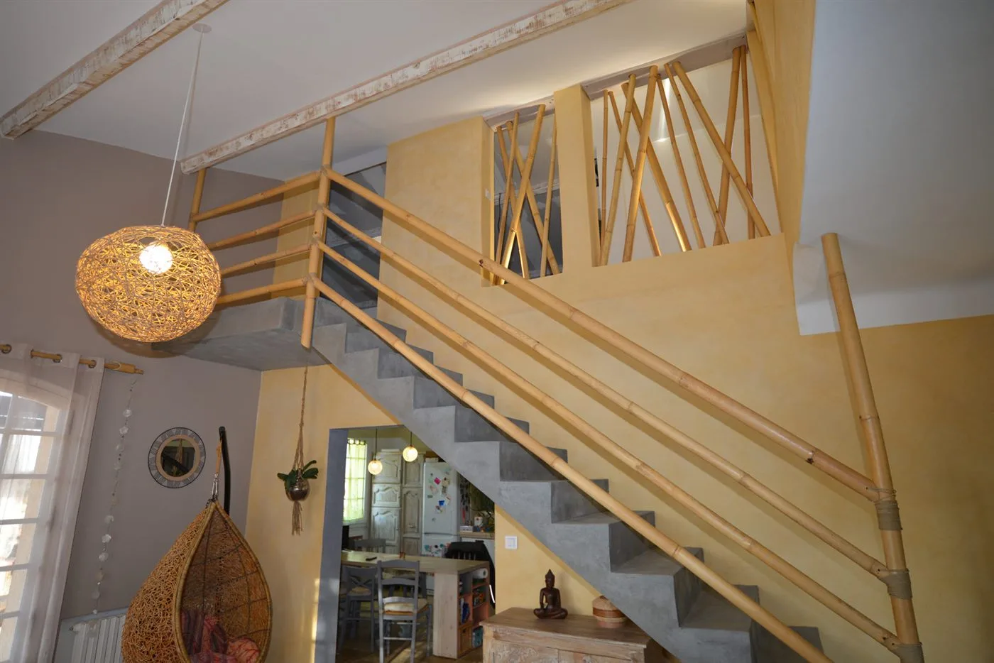 Rambarde d'escalier et garde-corps de mezzanine en bambou