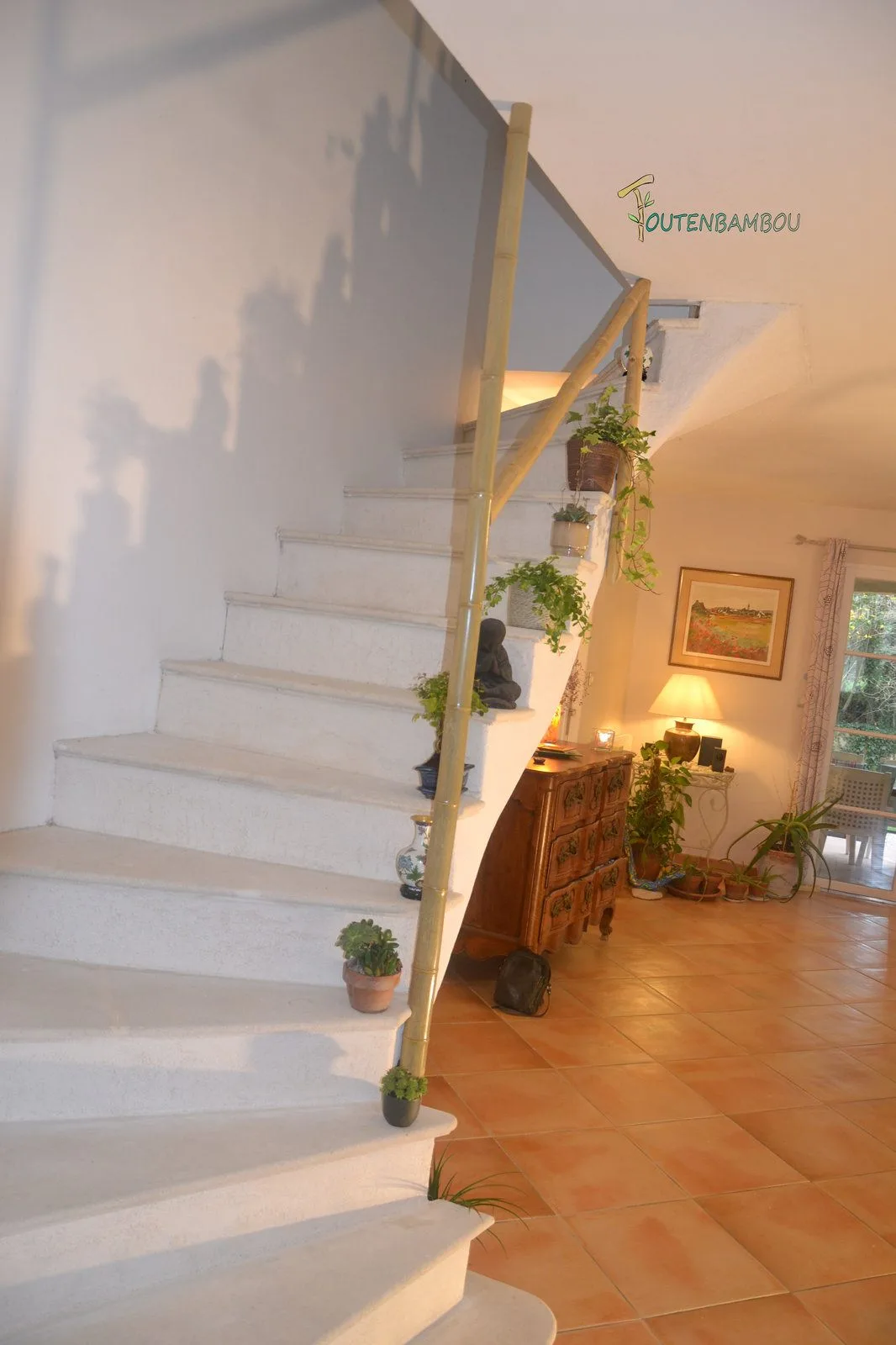 Main courante en bambou le long d'un escalier blanc