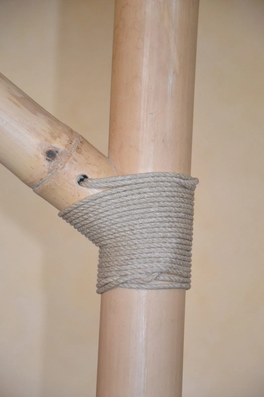 Ligature en chanvre sur un assemblage oblique