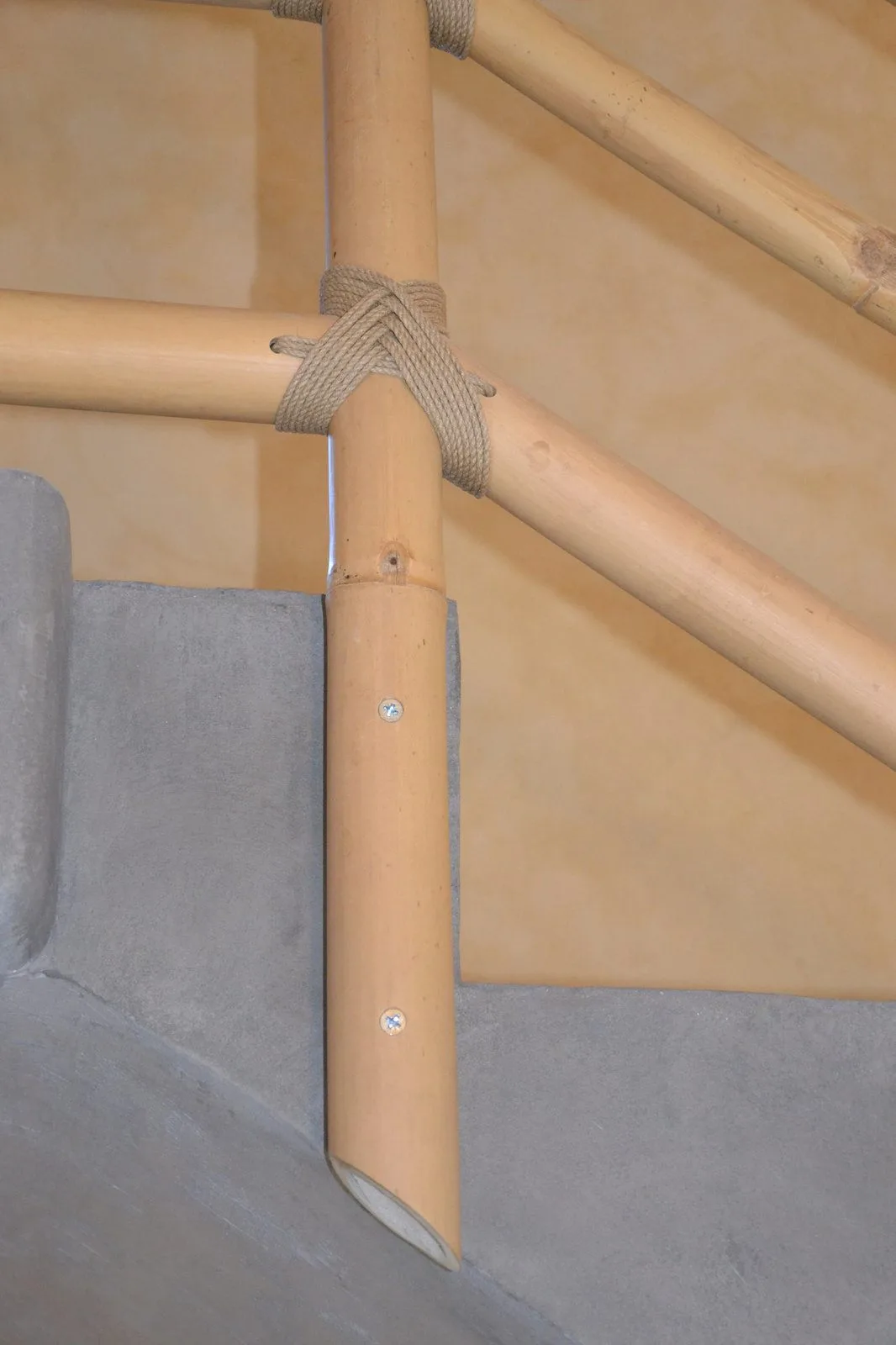 Assemblage d'angle en bambou ligaturé