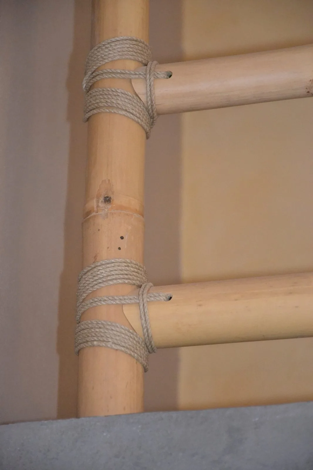 Assemblage en bambou chevillé et ligaturé