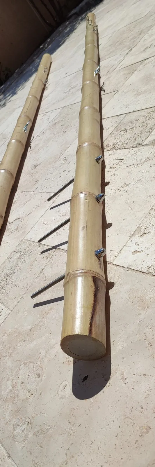 Fixations inox sur un mât en bambou