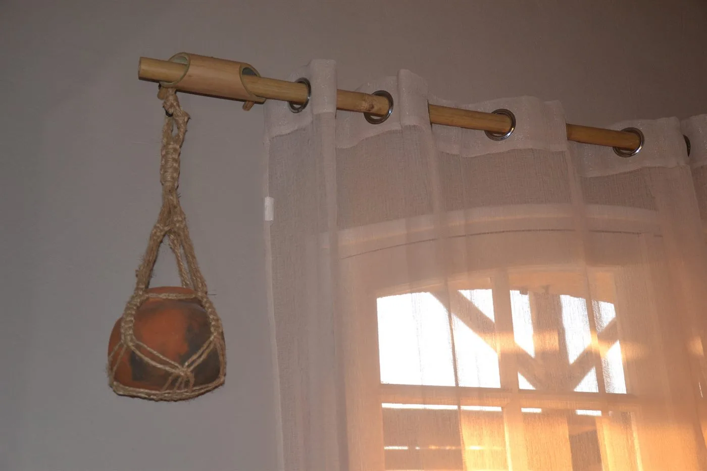 Tringle en bambou sur son guide, avec une suspension en corde