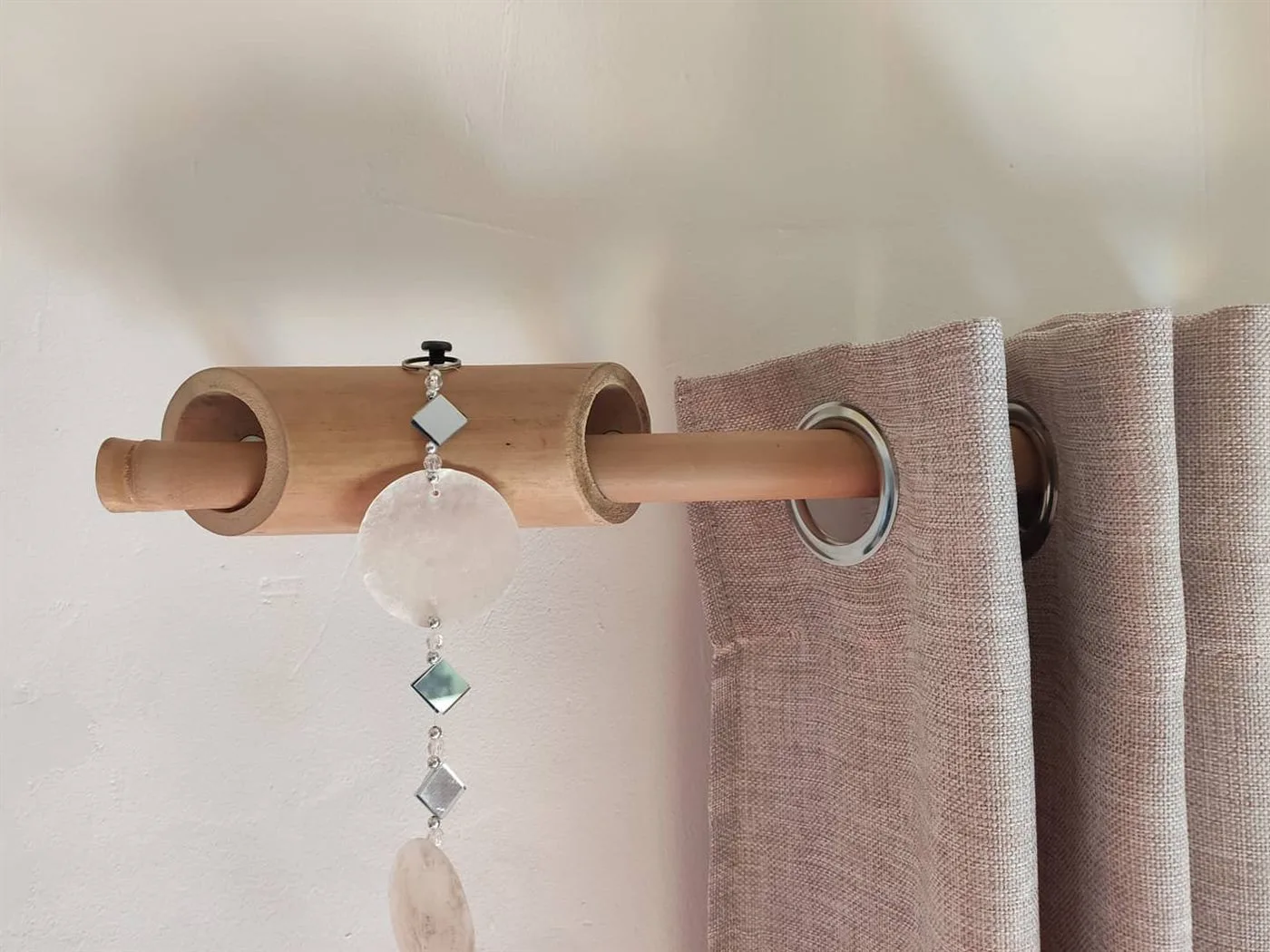 Guide de fixation en bambou tenant une tringle et un rideau
