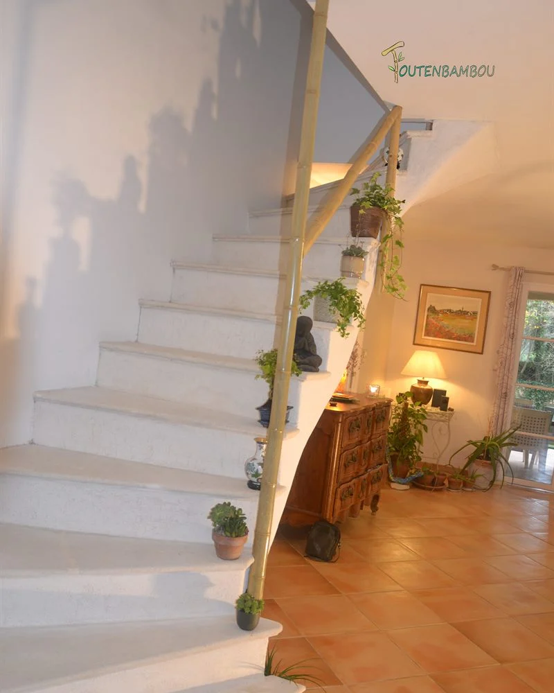 Le même escalier bordé d'une rambarde en bambou