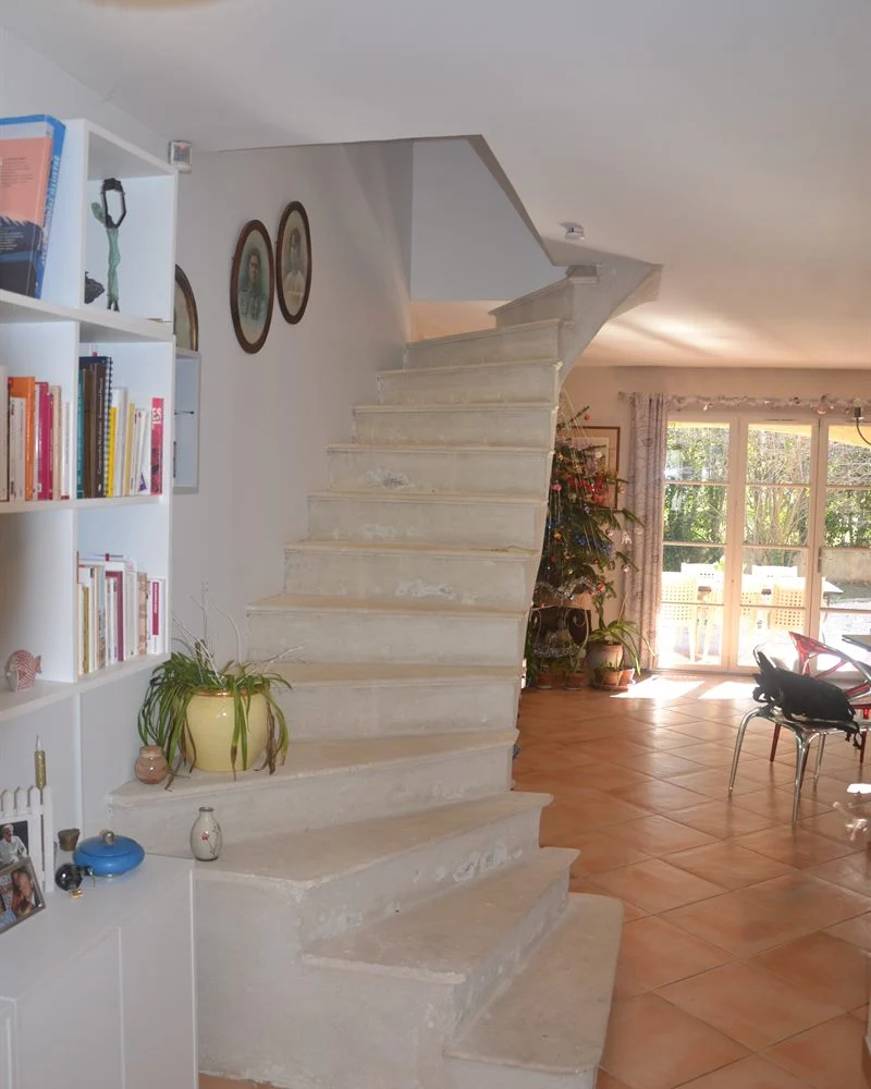 Escalier blanc avec angles, sans rambarde, avant les travaux