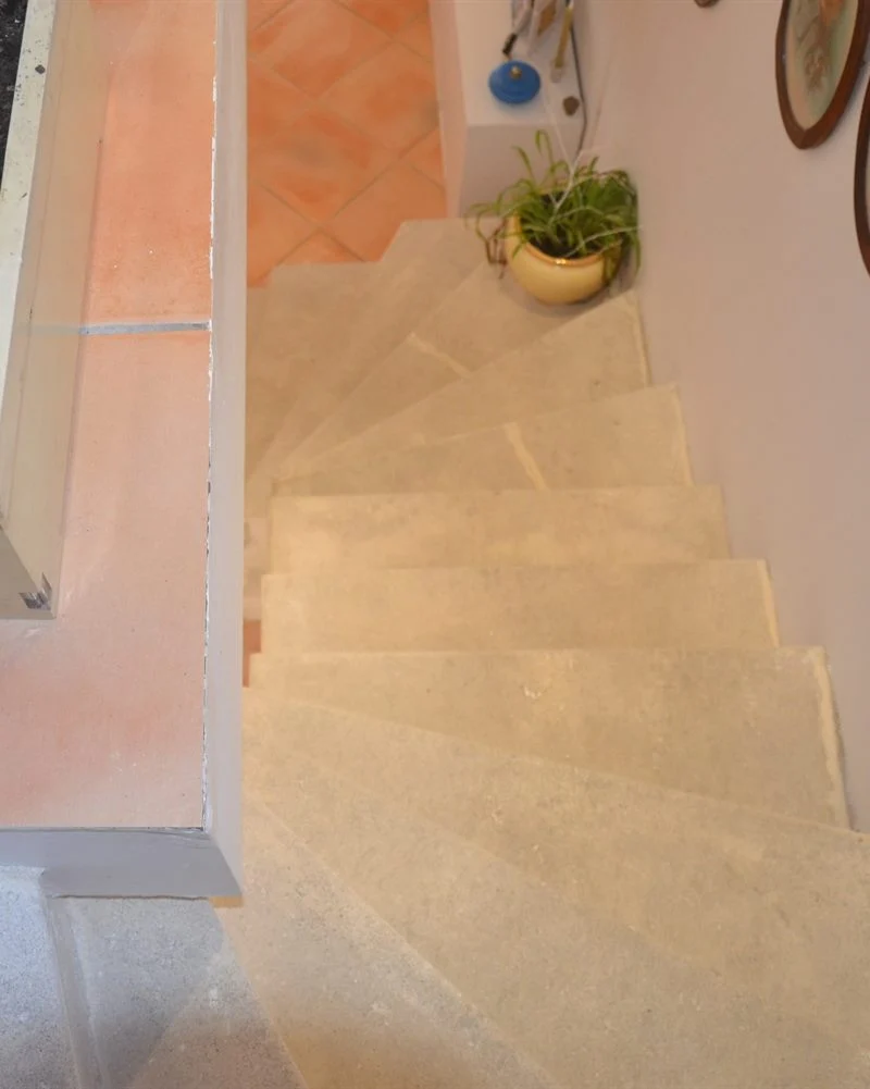 Palier en haut d'un escalier, sans garde-corps, avant les travaux