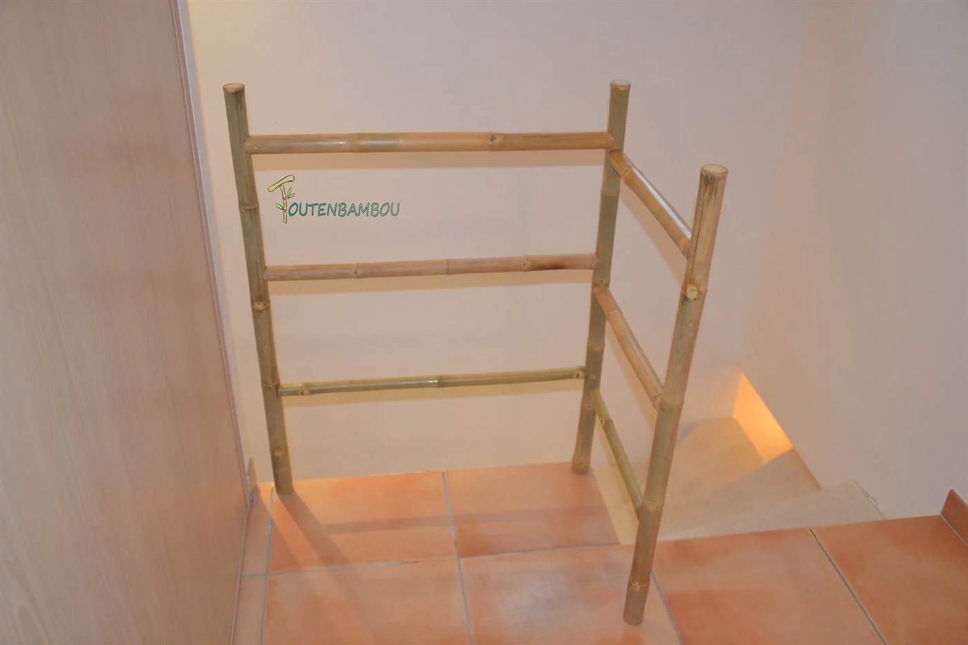 Garde-corps en bambou autour d'une trémie d'escalier, vu du palier