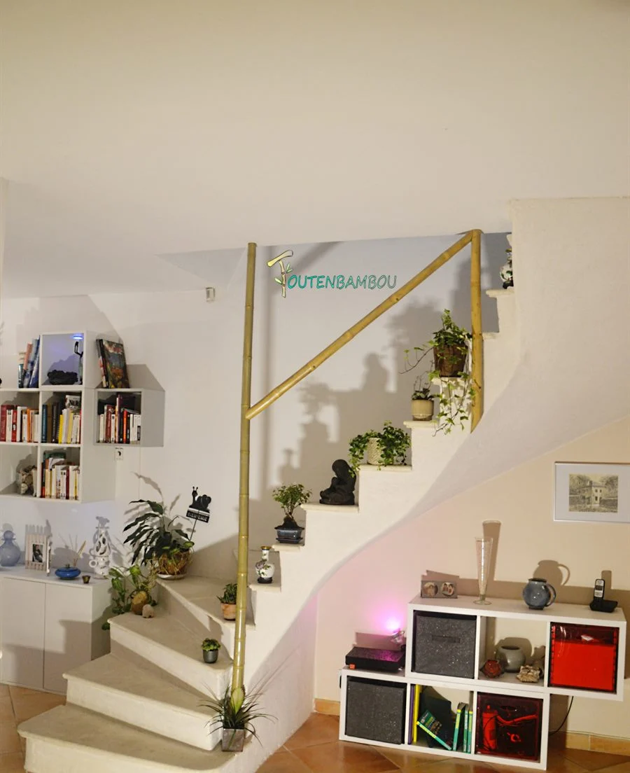 Rambarde en bambou le long d'un escalier blanc avec angles