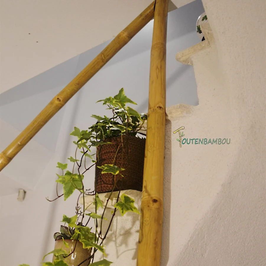 Main courante en bambou ajustée sur un montant, en haut d'un escalier avec angles