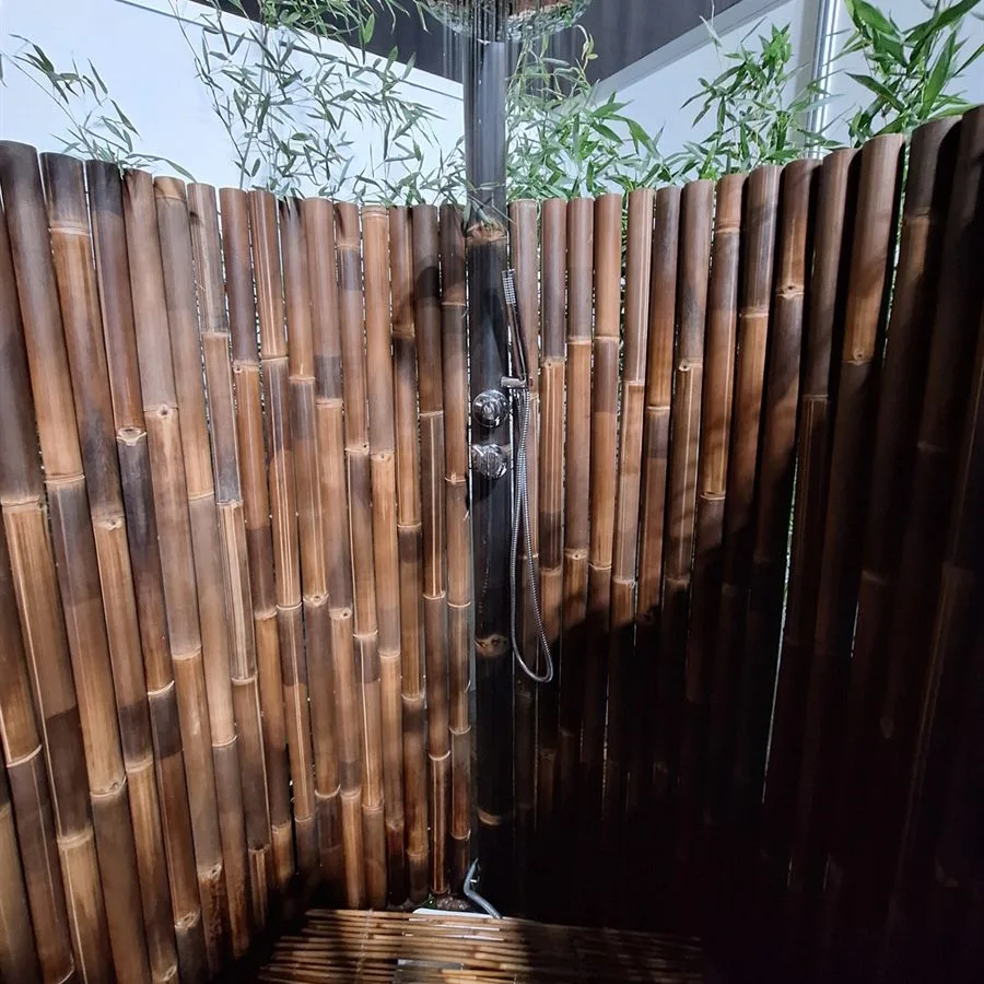 Douche extérieure en bambou brun