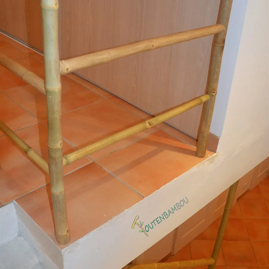 Main courante en bambou en haut d'un escalier