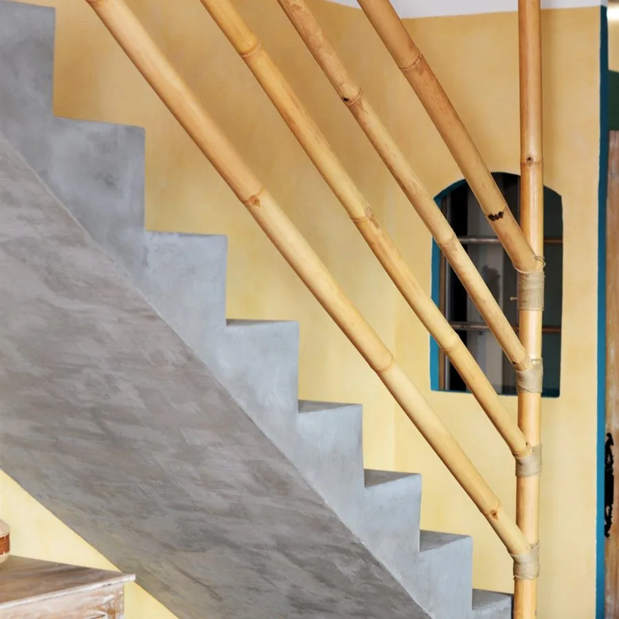 Rambarde d'escalier en bambou le long d'un escalier en béton